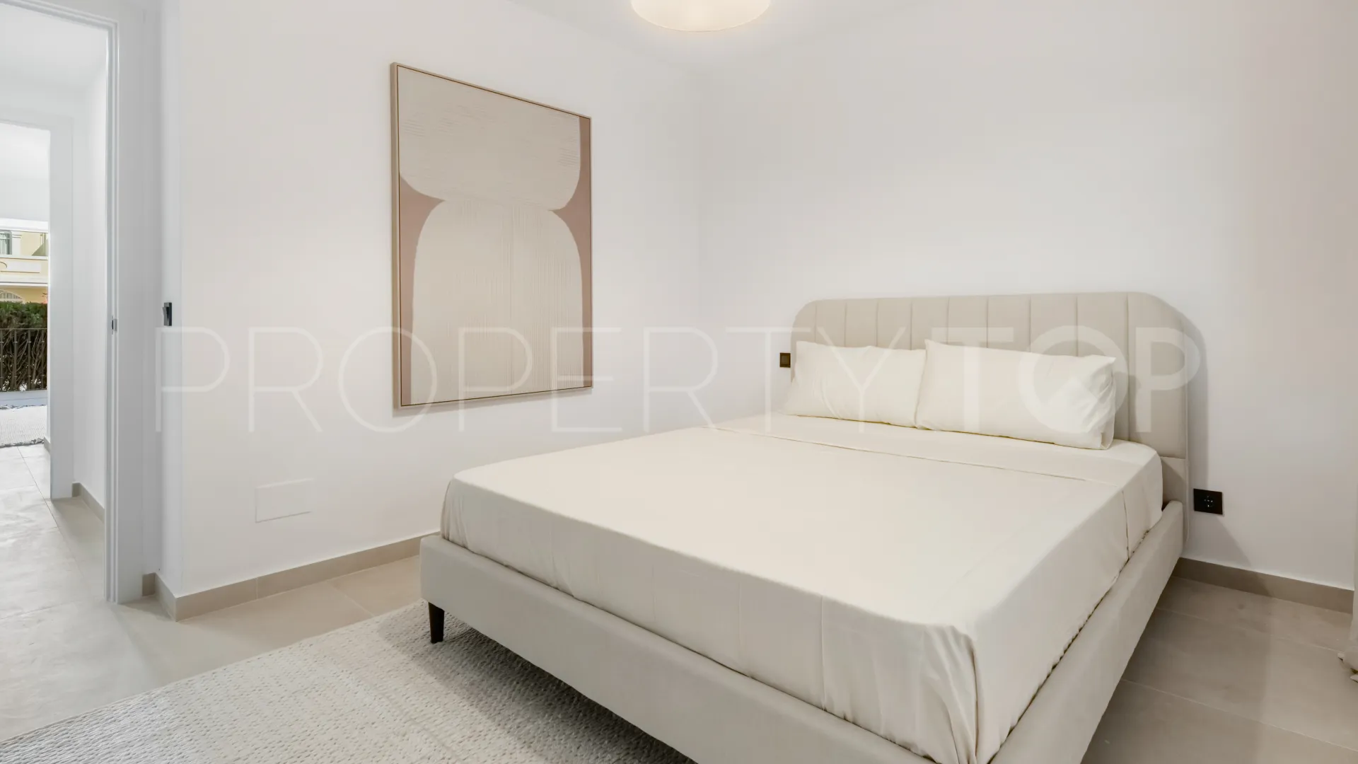 Buy apartment in Nueva Andalucia with 3 bedrooms