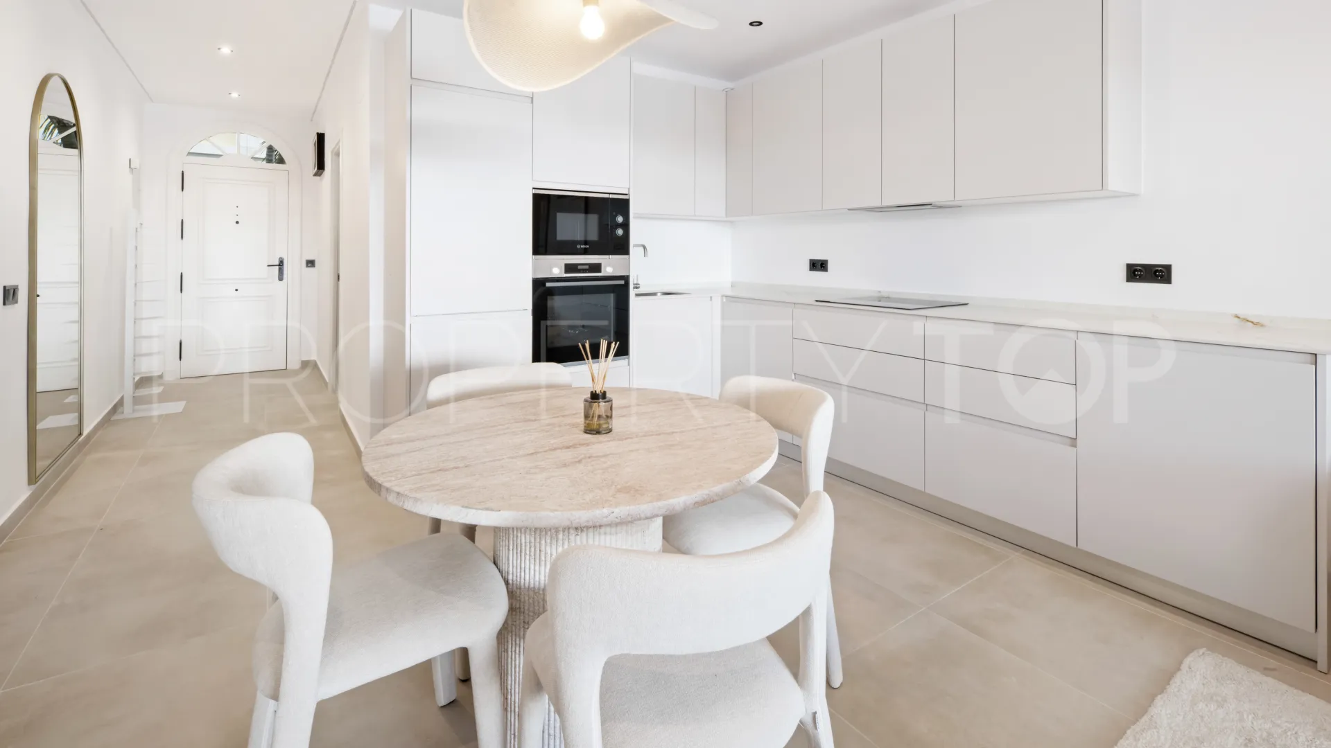 Buy apartment in Nueva Andalucia with 3 bedrooms