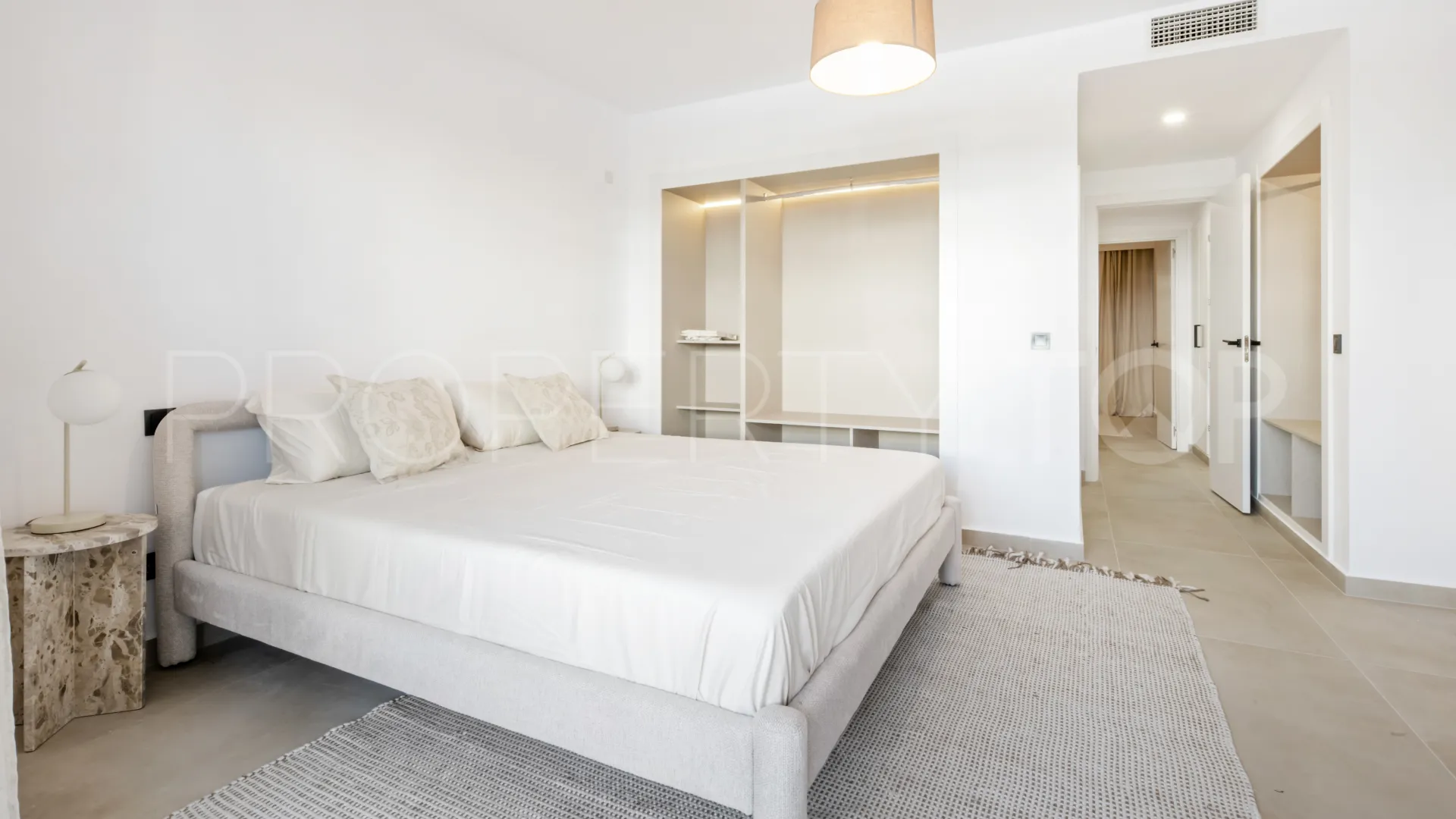 Buy apartment in Nueva Andalucia with 3 bedrooms