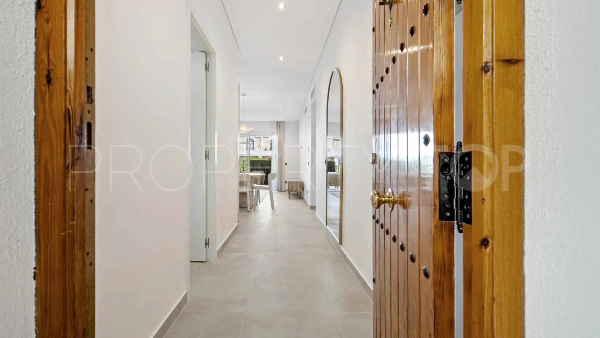 Buy apartment in Nueva Andalucia with 3 bedrooms
