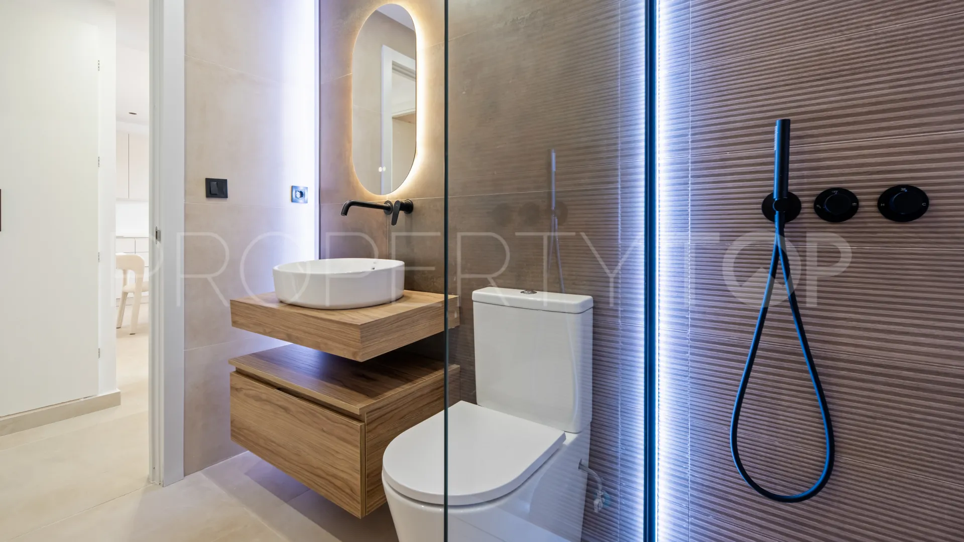 Buy apartment in Nueva Andalucia with 3 bedrooms