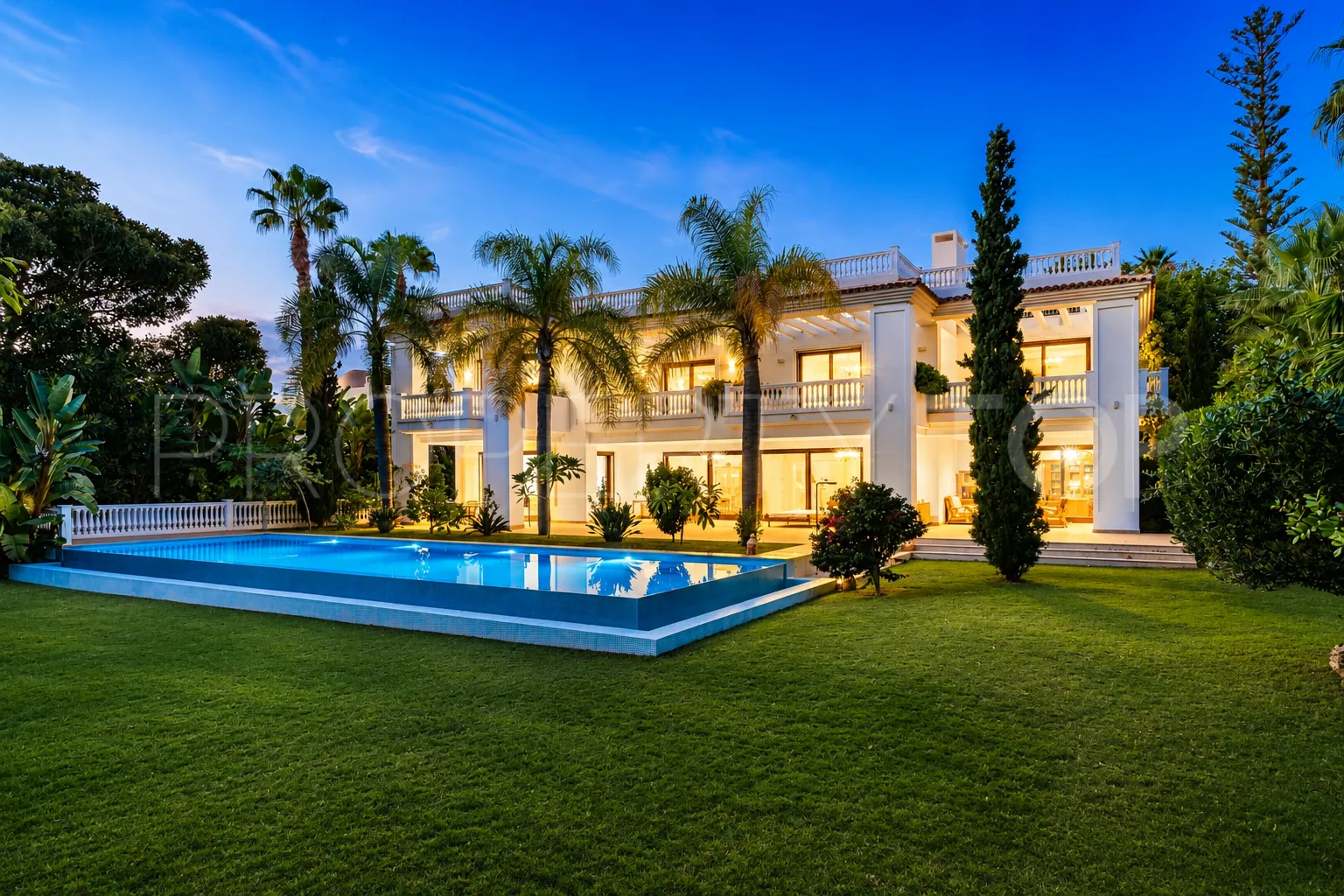Comprar villa en Guadalmina Baja de 7 dormitorios