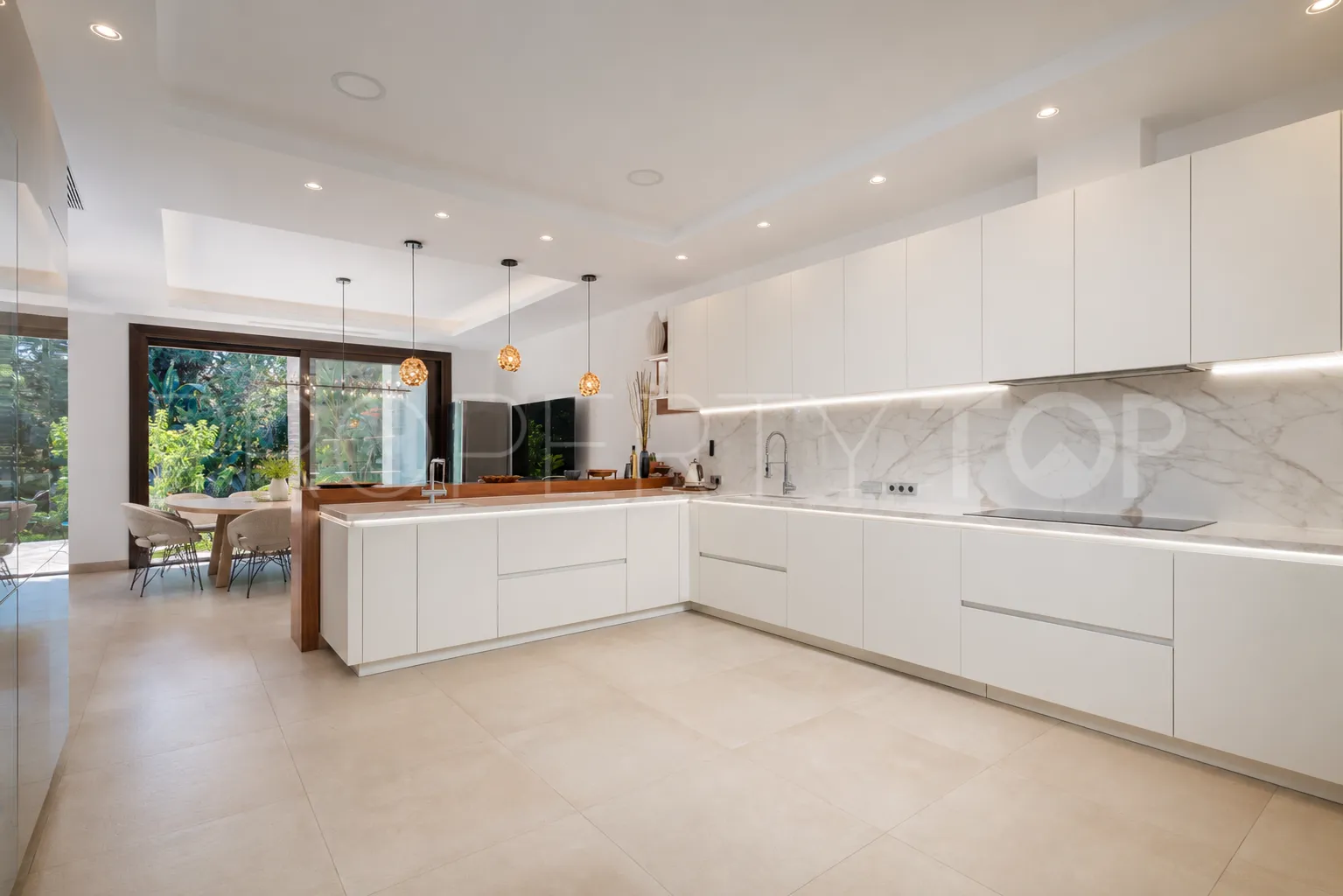 Comprar villa en Guadalmina Baja de 7 dormitorios