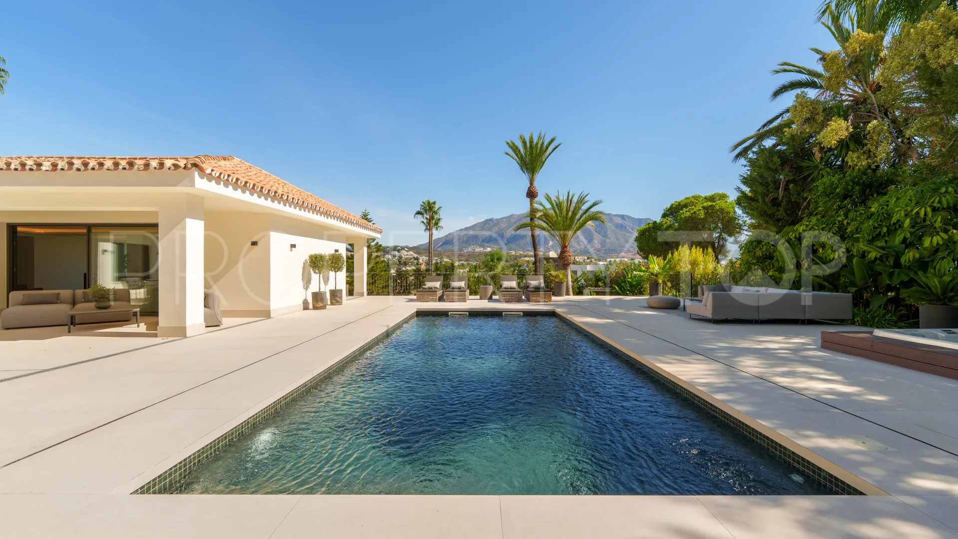 For sale 5 bedrooms villa in Nueva Andalucia