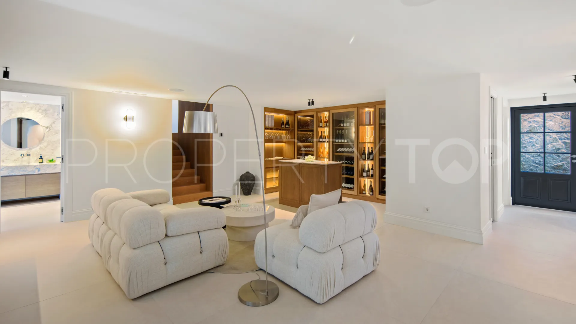 Comprar villa con 4 dormitorios en Nueva Andalucia