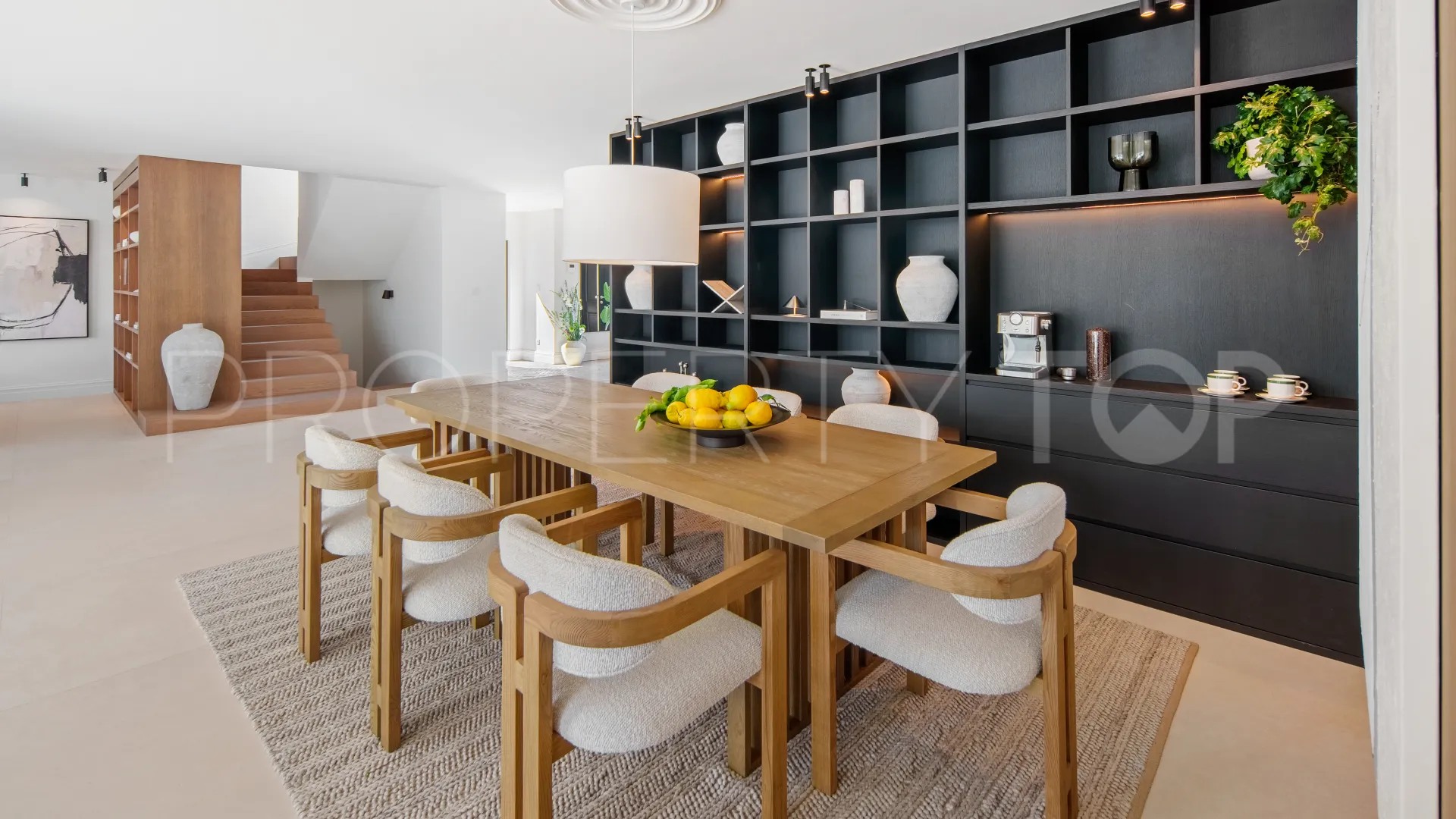 Comprar villa con 4 dormitorios en Nueva Andalucia