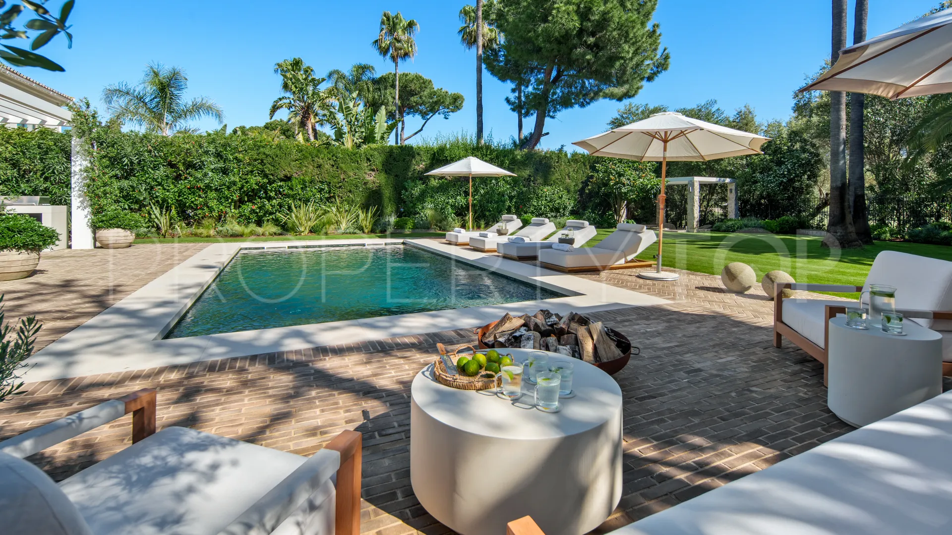 Comprar villa con 4 dormitorios en Nueva Andalucia