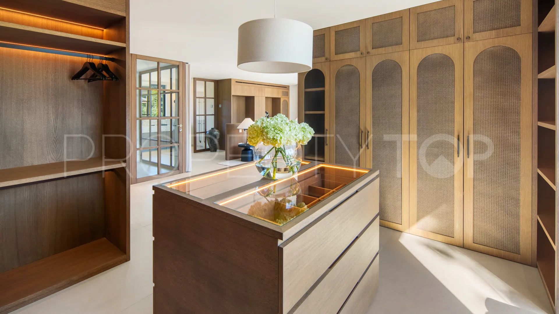 Comprar villa con 4 dormitorios en Nueva Andalucia
