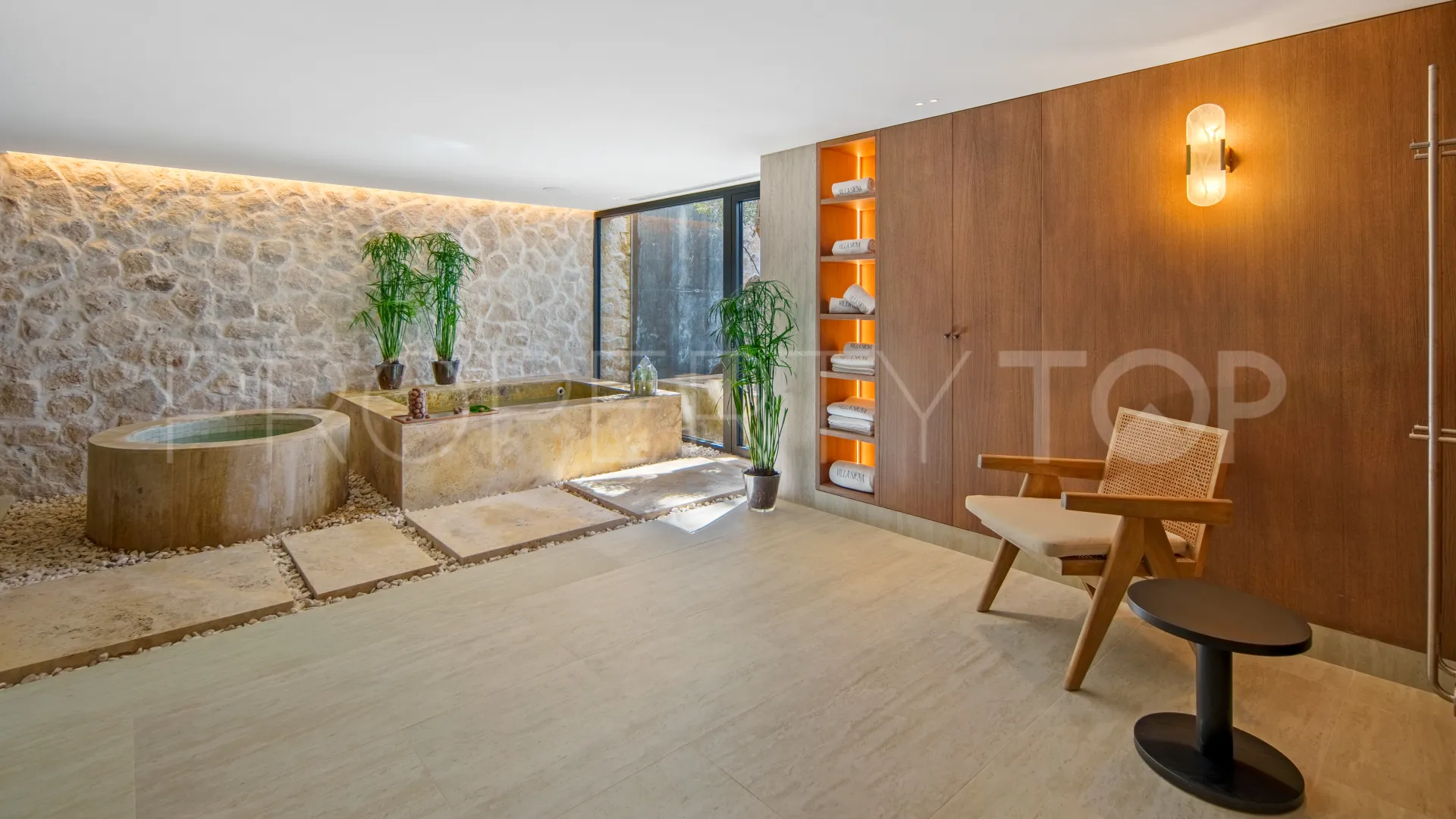 Comprar villa con 4 dormitorios en Nueva Andalucia
