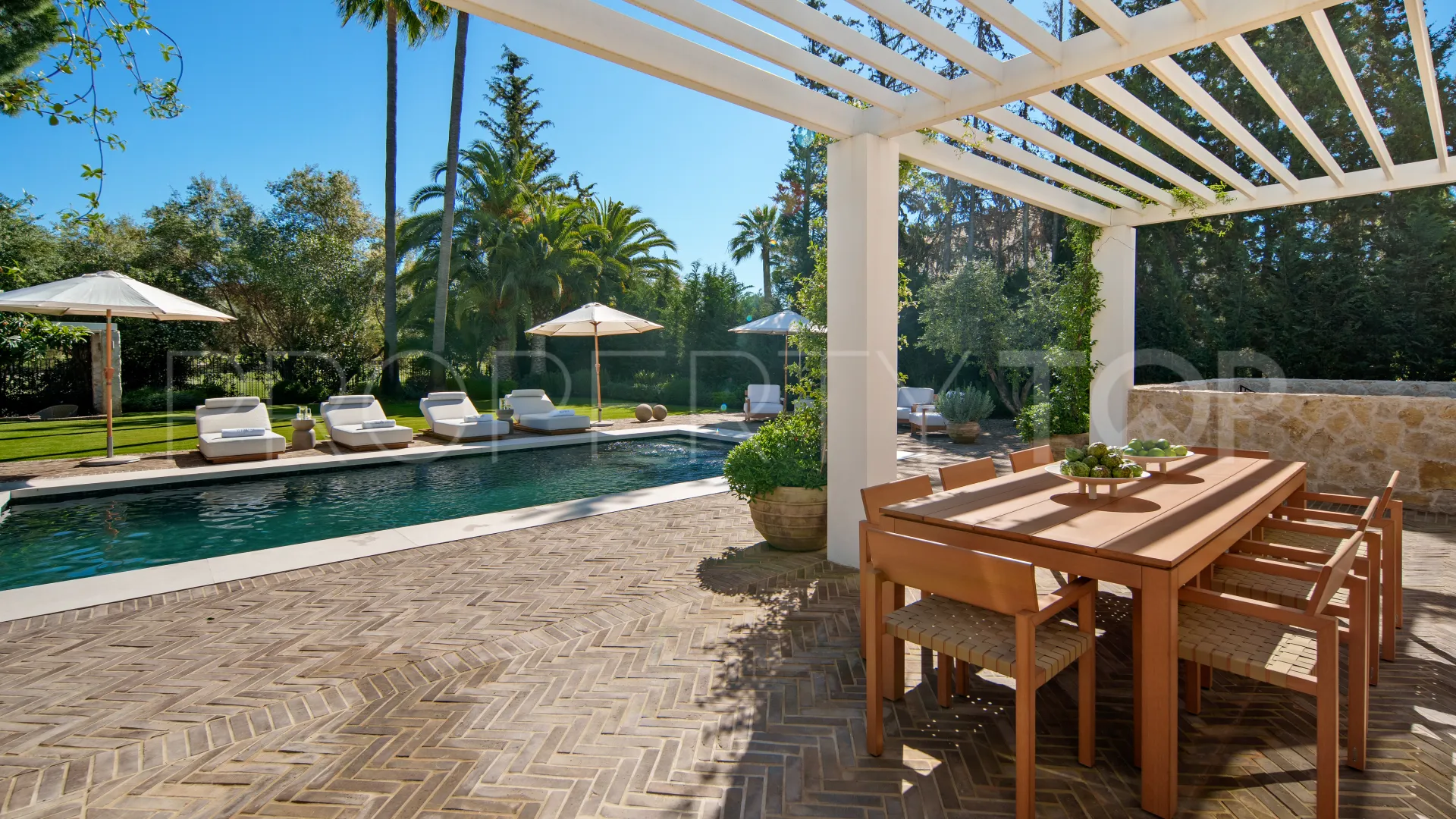 Comprar villa con 4 dormitorios en Nueva Andalucia