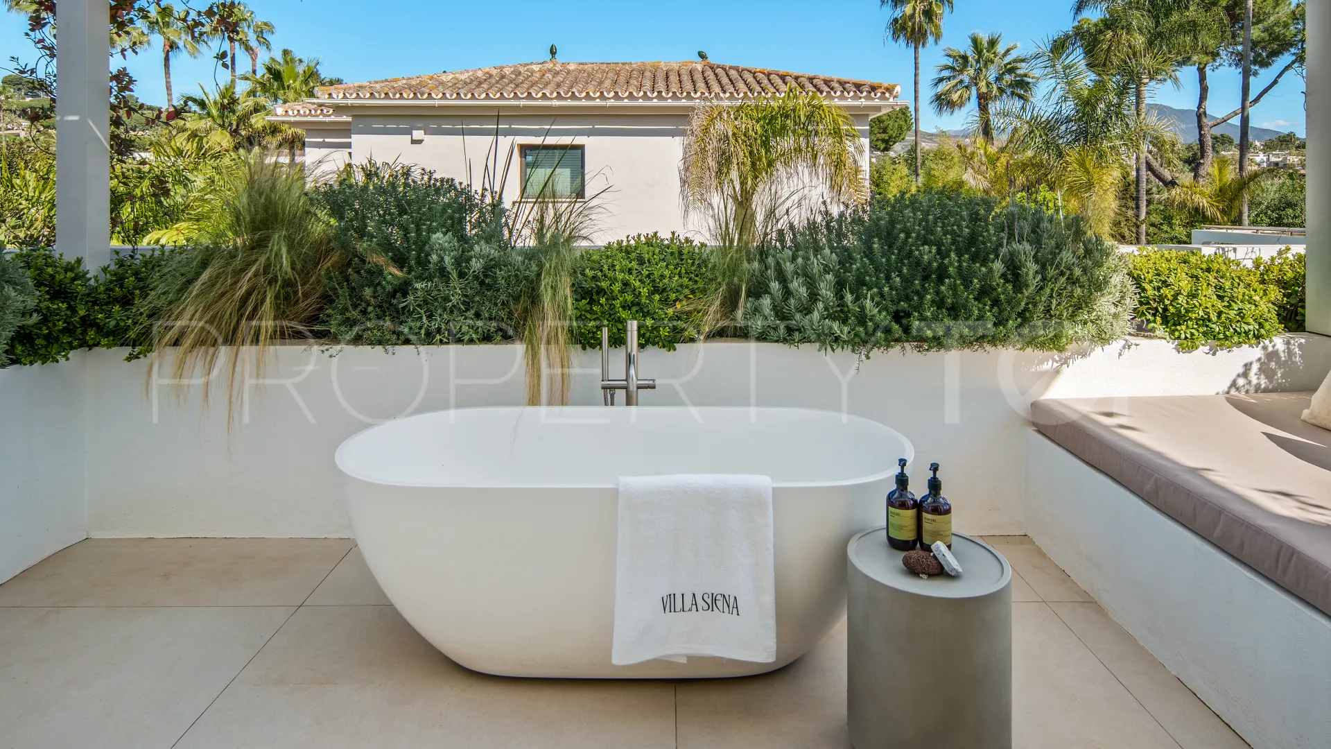 Comprar villa con 4 dormitorios en Nueva Andalucia