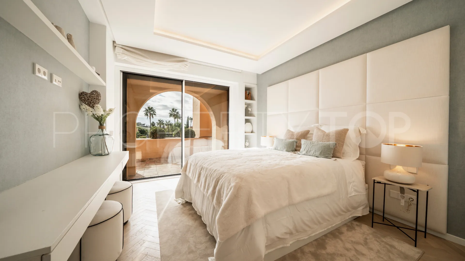 Duplex penthouse with 3 bedrooms for sale in Benahavis