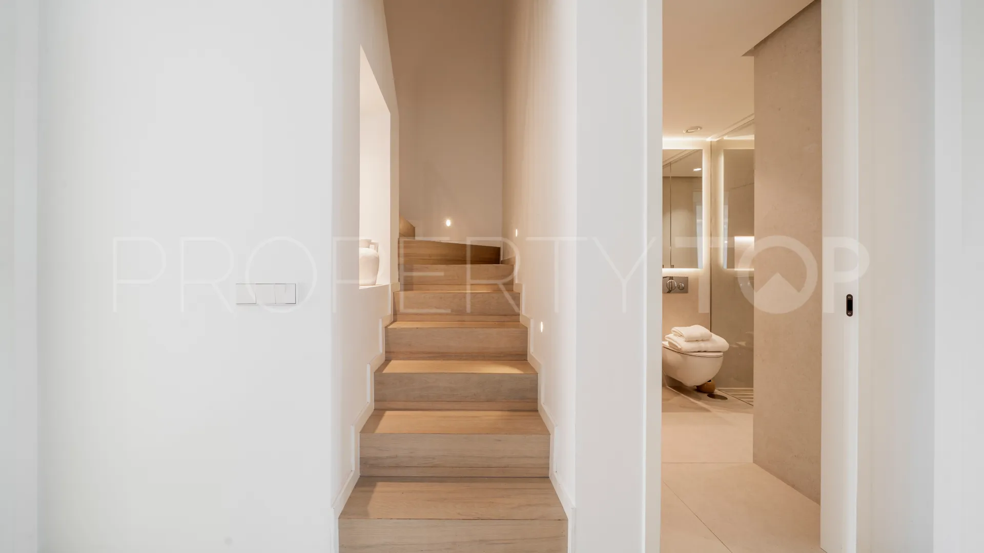 Duplex penthouse with 3 bedrooms for sale in Benahavis