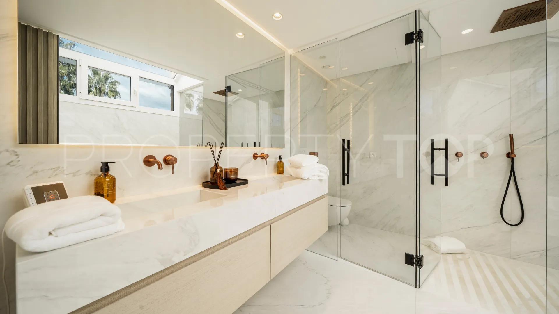 Duplex penthouse with 3 bedrooms for sale in Benahavis