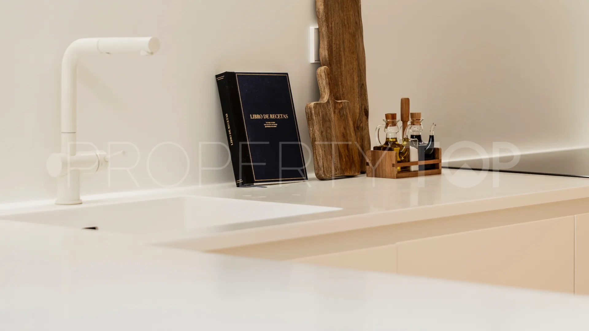 Duplex penthouse with 3 bedrooms for sale in Benahavis