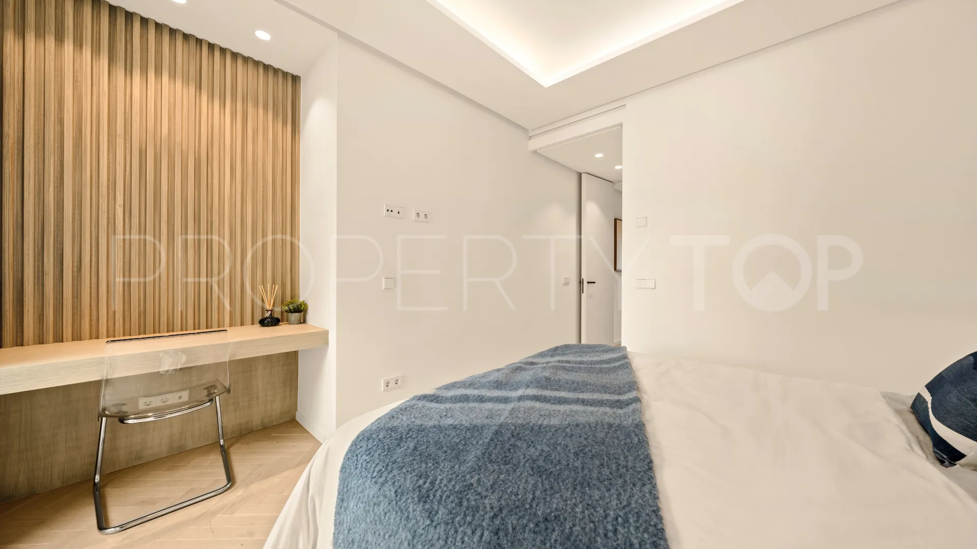 Duplex penthouse with 3 bedrooms for sale in Benahavis