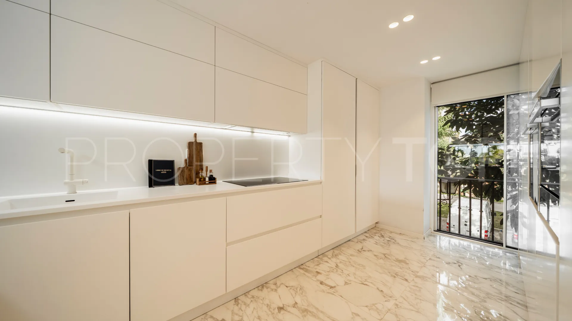 Duplex penthouse with 3 bedrooms for sale in Benahavis