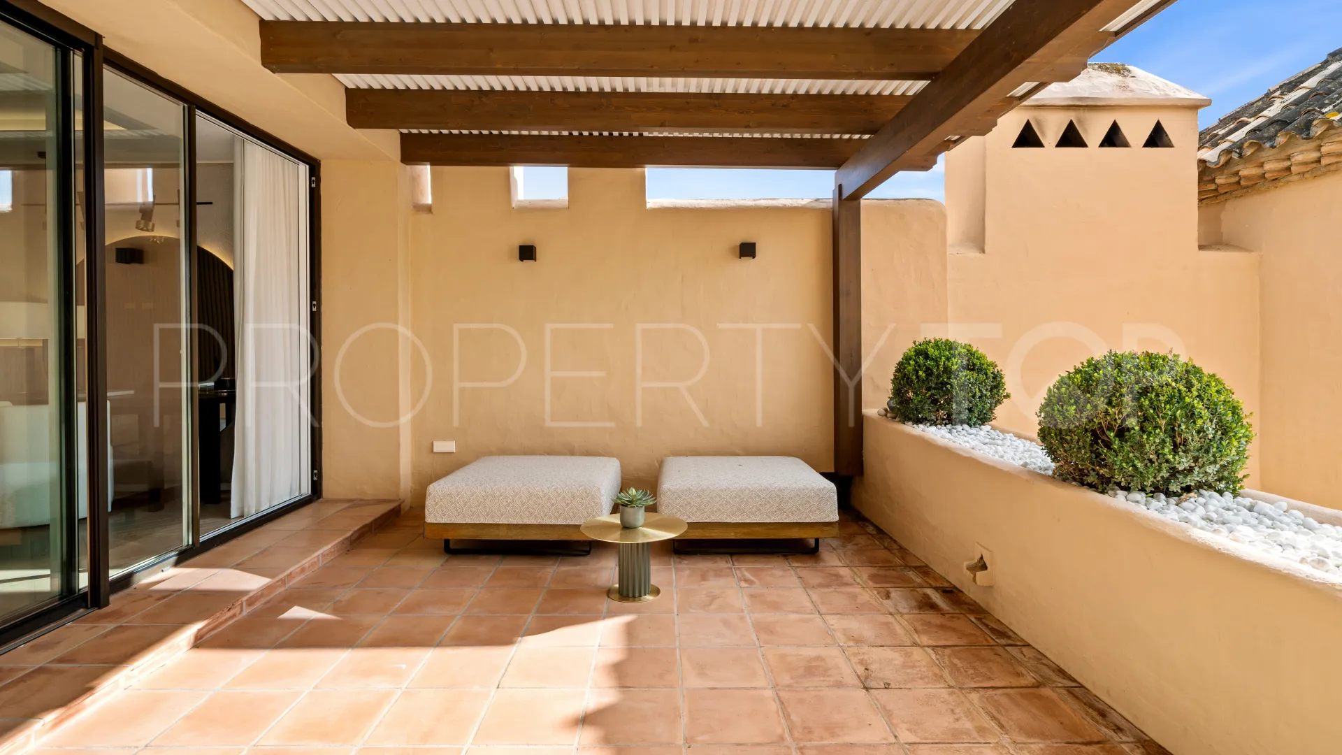 Duplex penthouse with 3 bedrooms for sale in Benahavis