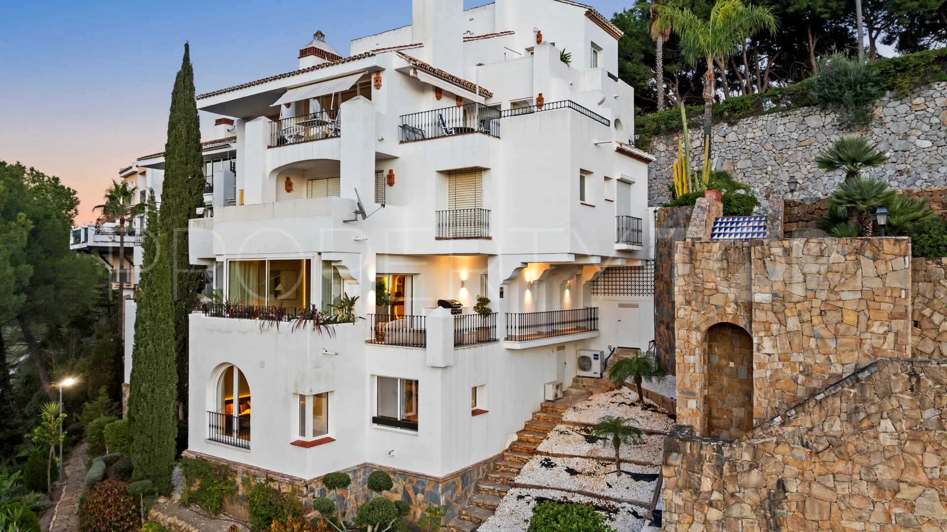 Se vende duplex con 3 dormitorios en La Quinta