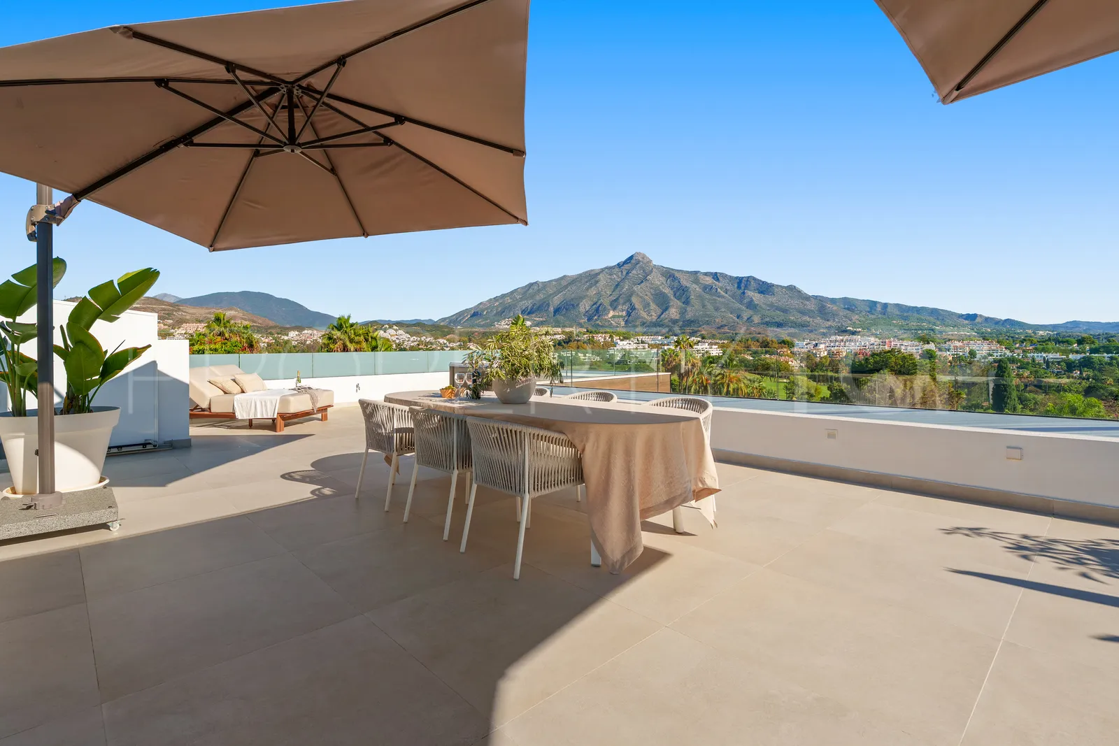 Villa for sale in Nueva Andalucia with 5 bedrooms