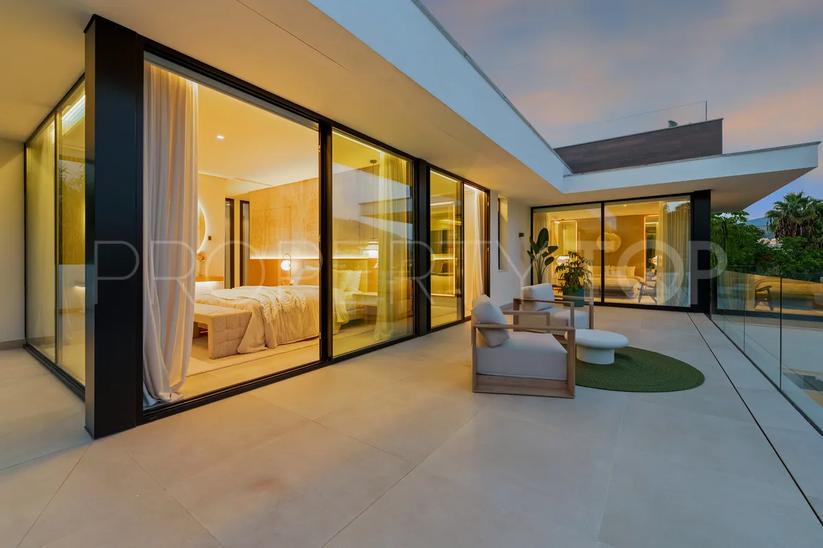 Villa for sale in Nueva Andalucia with 5 bedrooms