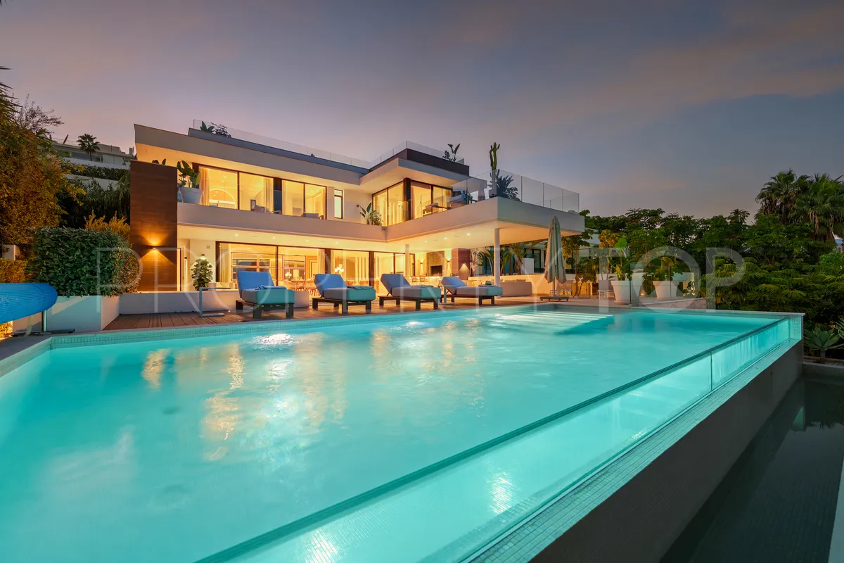 Villa for sale in Nueva Andalucia with 5 bedrooms