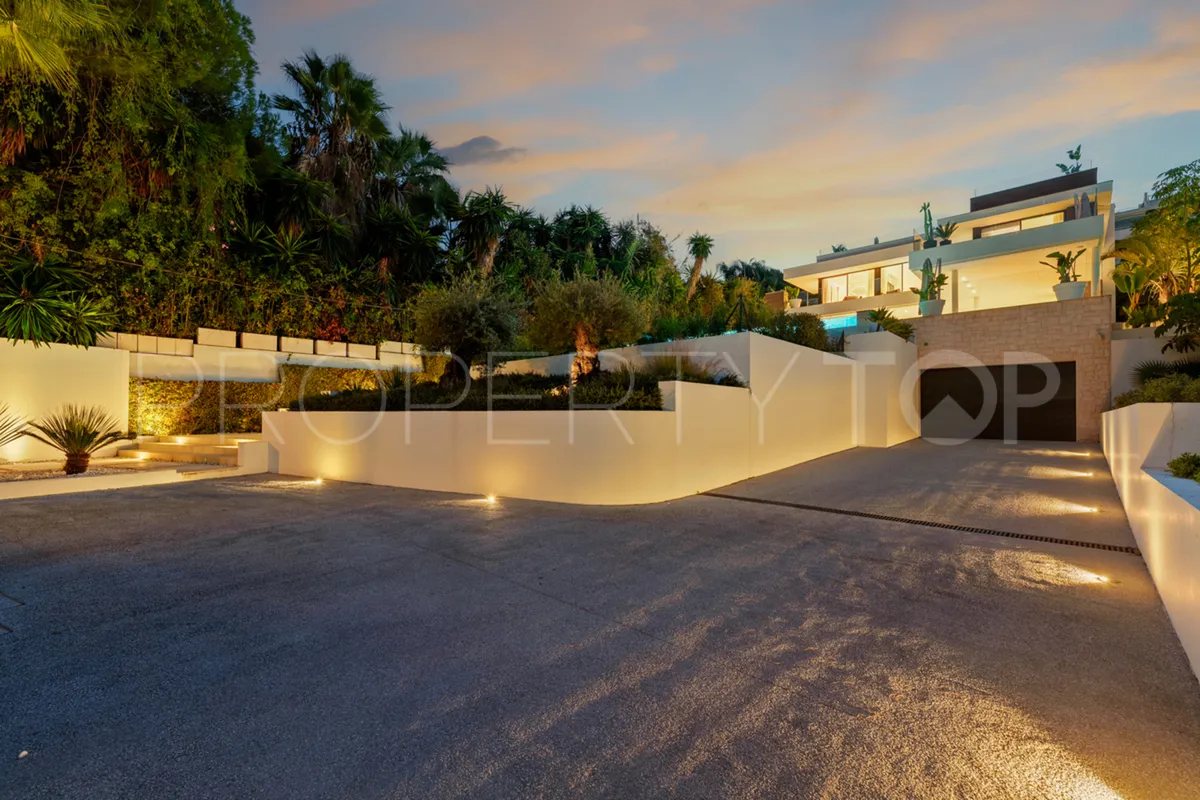Villa for sale in Nueva Andalucia with 5 bedrooms
