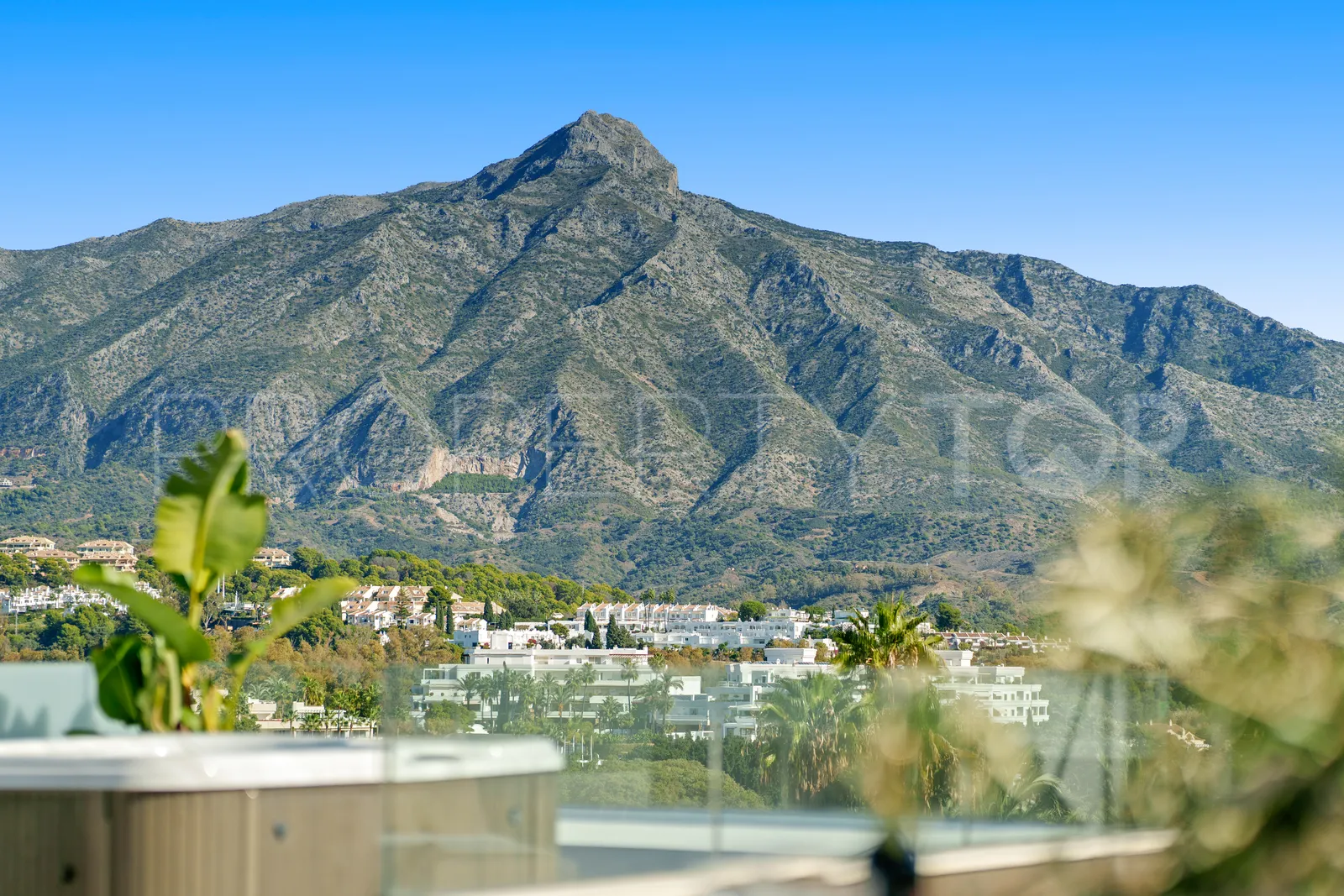 Villa for sale in Nueva Andalucia with 5 bedrooms