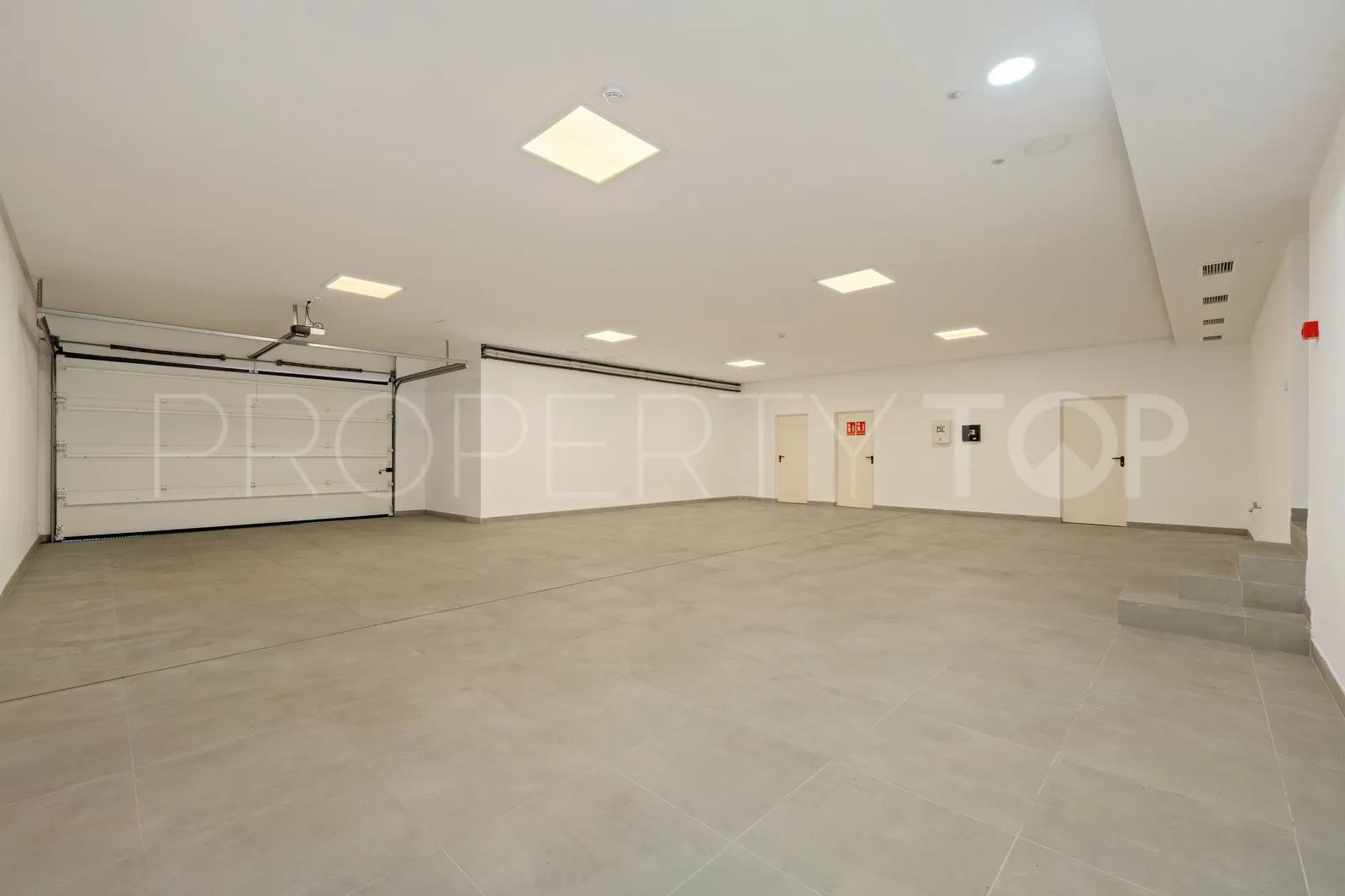Villa for sale in Nueva Andalucia with 5 bedrooms