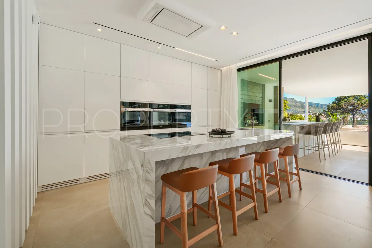 Villa for sale in Nueva Andalucia with 5 bedrooms