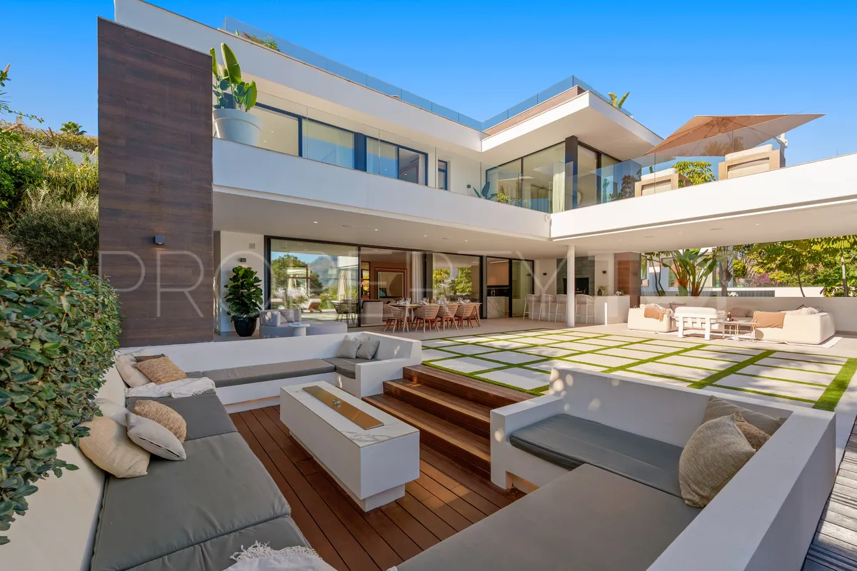 Villa for sale in Nueva Andalucia with 5 bedrooms