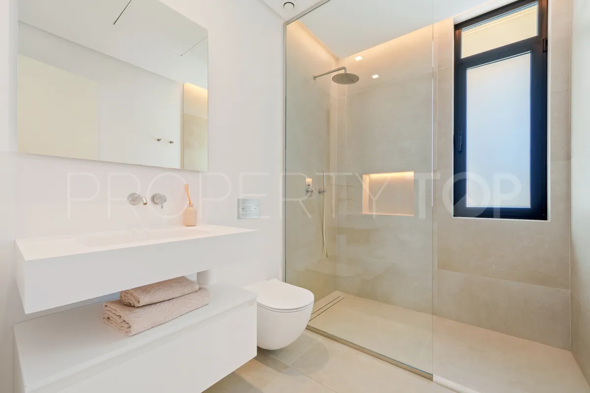 Villa for sale in Nueva Andalucia with 5 bedrooms