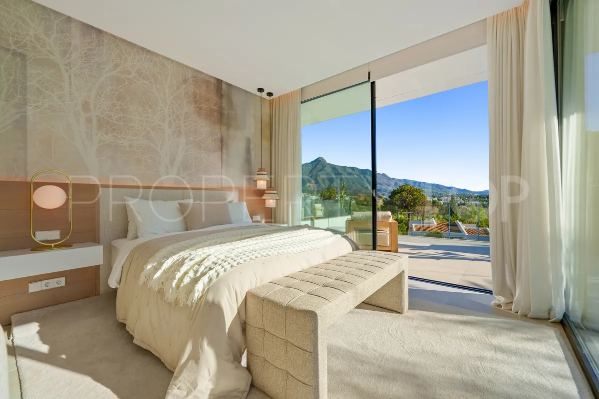 Villa for sale in Nueva Andalucia with 5 bedrooms