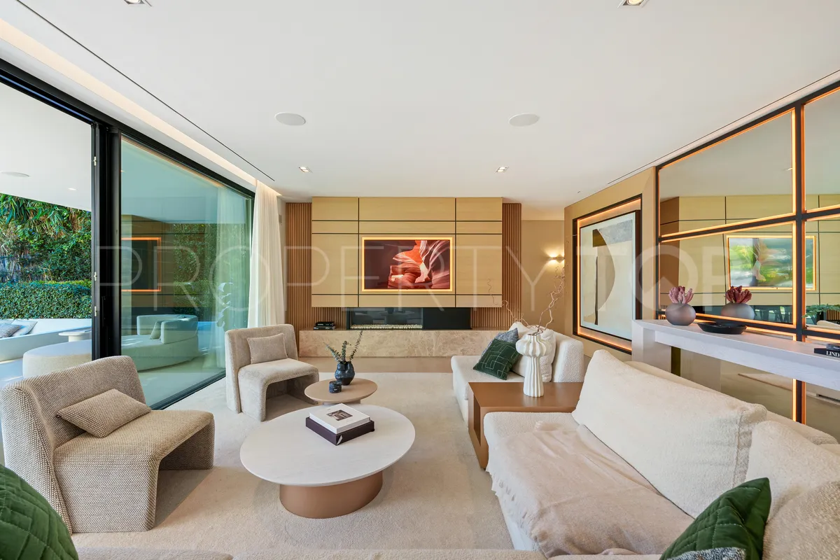 Villa for sale in Nueva Andalucia with 5 bedrooms