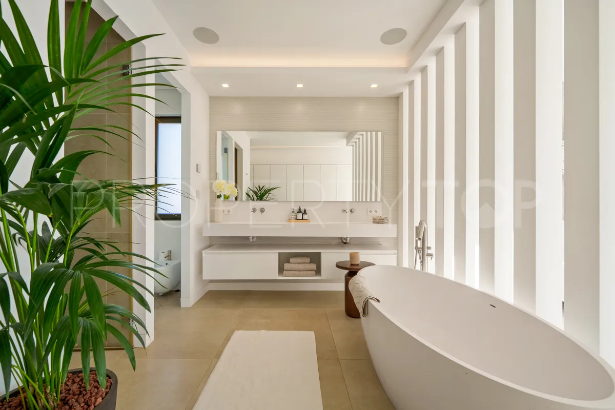 Villa for sale in Nueva Andalucia with 5 bedrooms