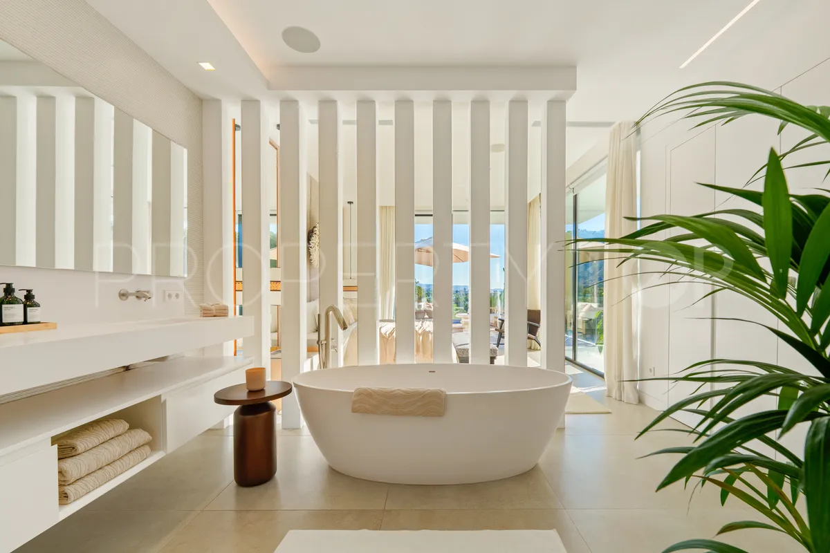 Villa for sale in Nueva Andalucia with 5 bedrooms