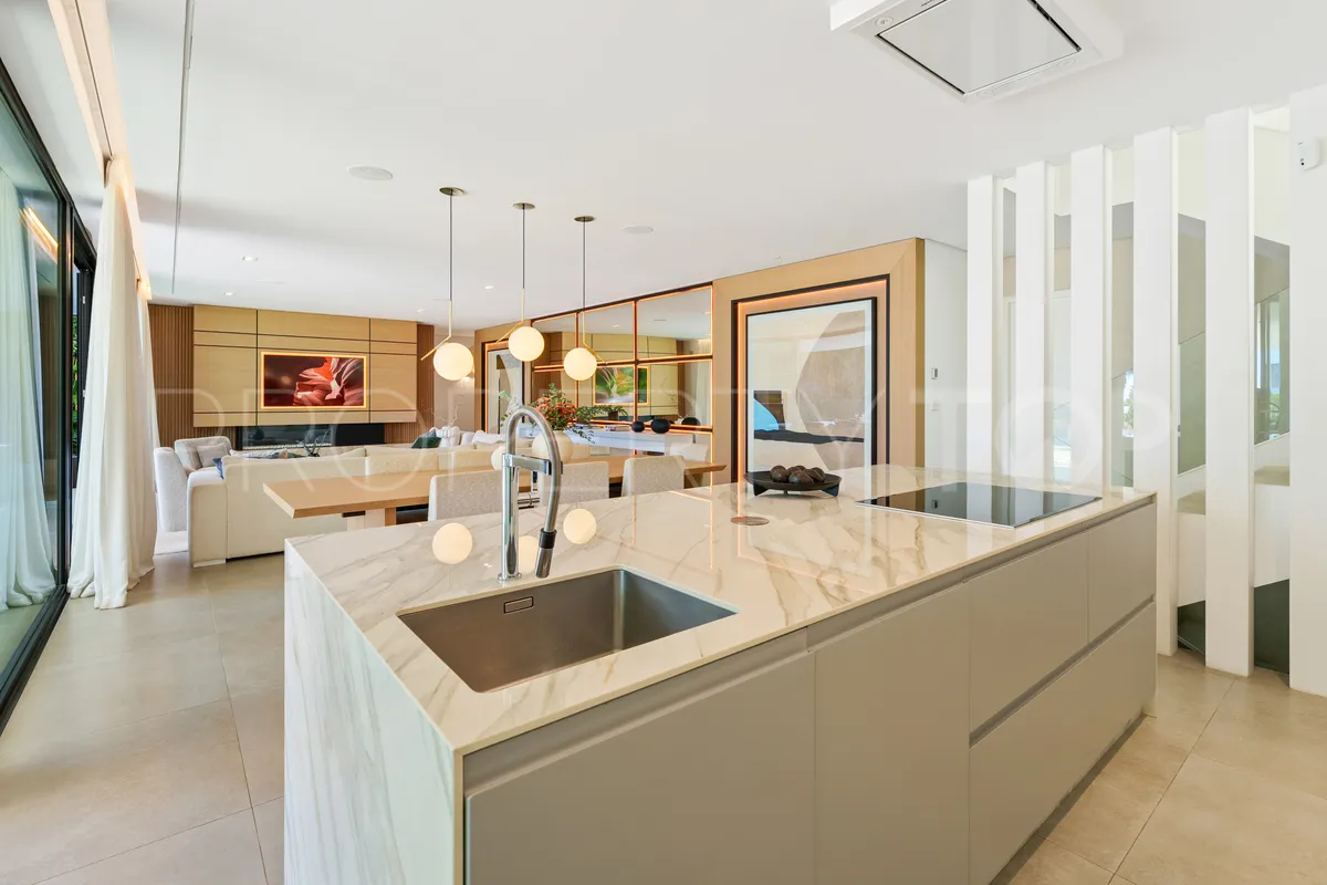 Villa for sale in Nueva Andalucia with 5 bedrooms