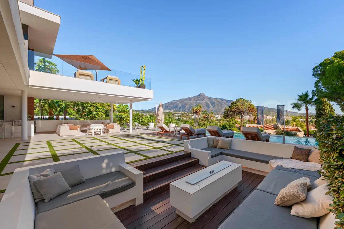 Villa for sale in Nueva Andalucia with 5 bedrooms