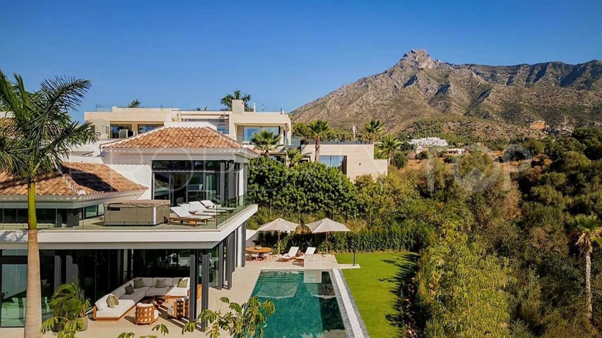 For sale villa in Marbella Golden Mile with 4 bedrooms