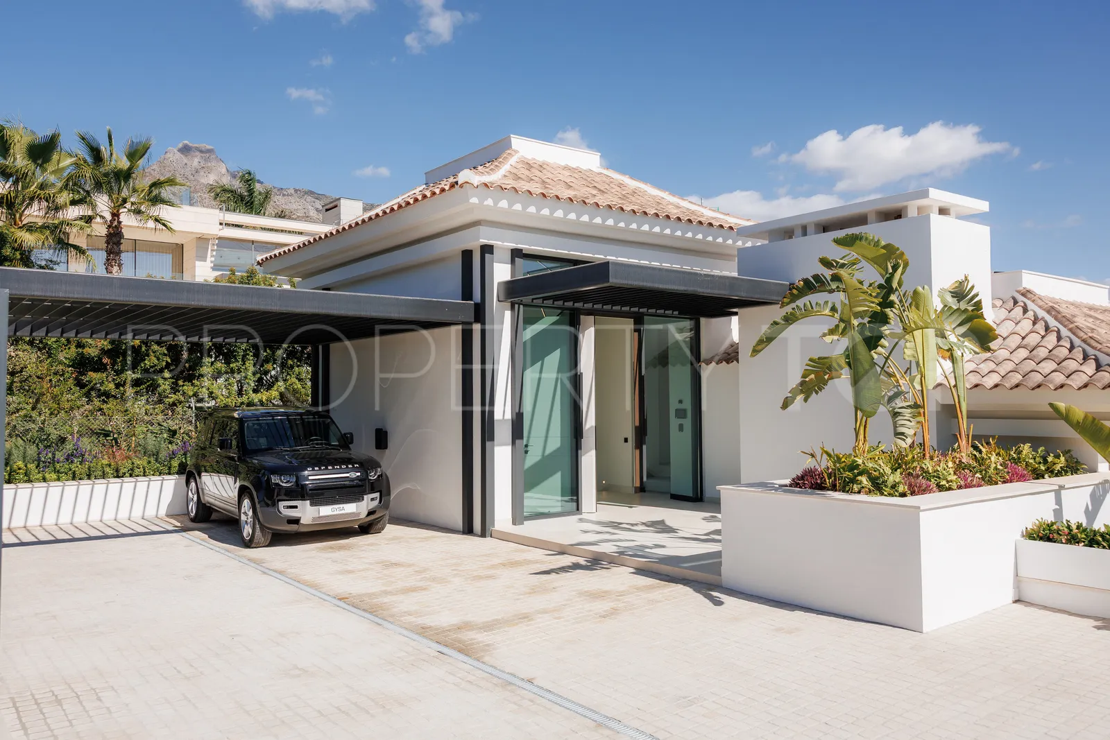 For sale villa in Marbella Golden Mile with 4 bedrooms