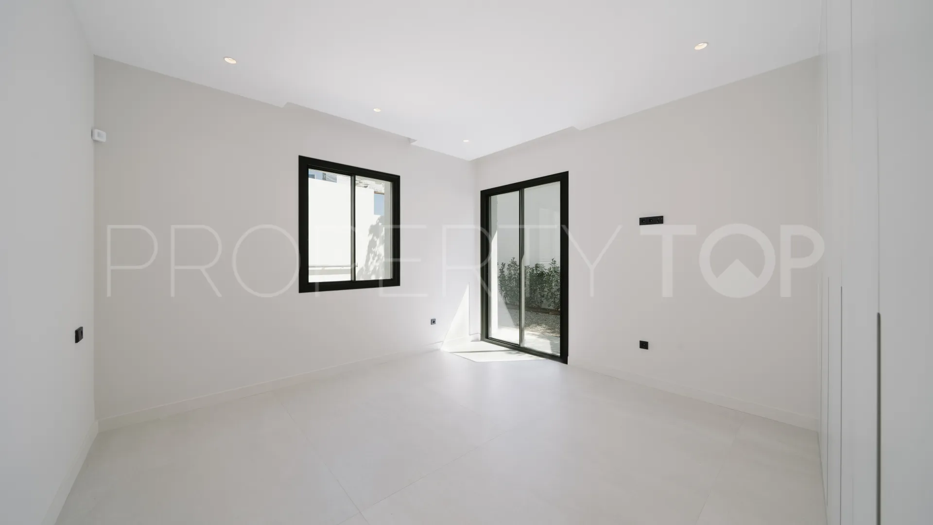 For sale villa in Estepona with 4 bedrooms