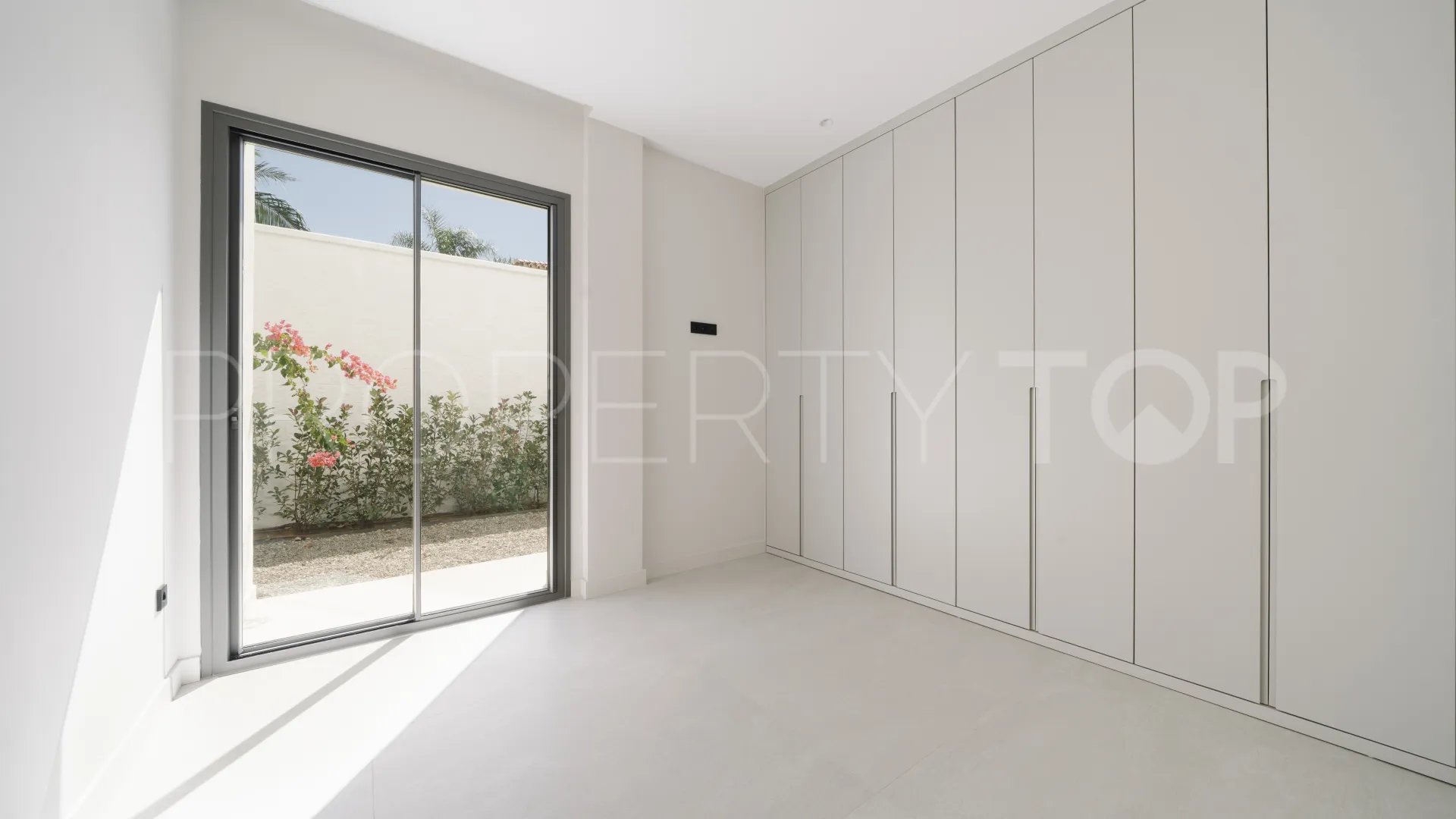 For sale villa in Estepona with 4 bedrooms