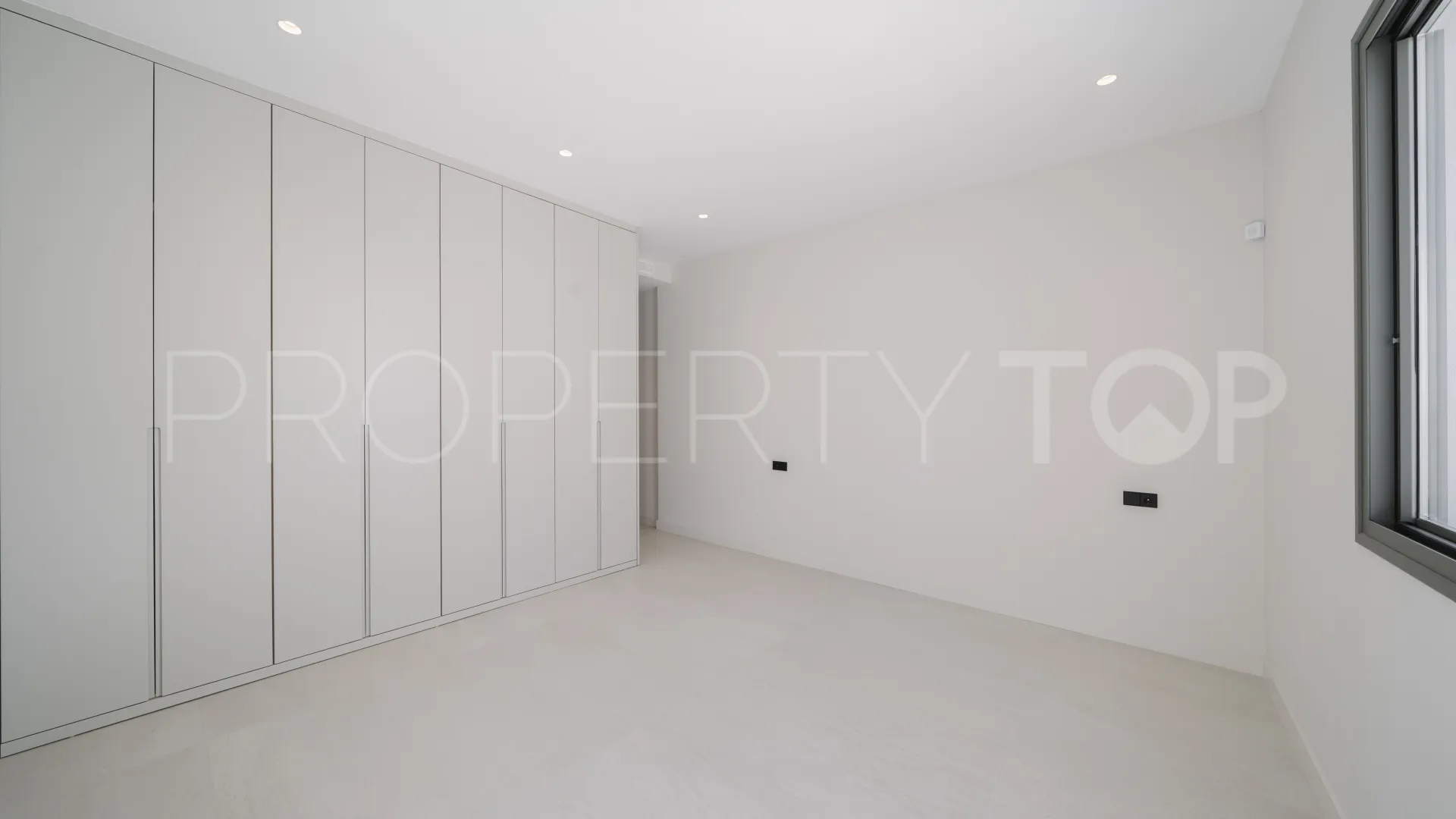 For sale villa in Estepona with 4 bedrooms