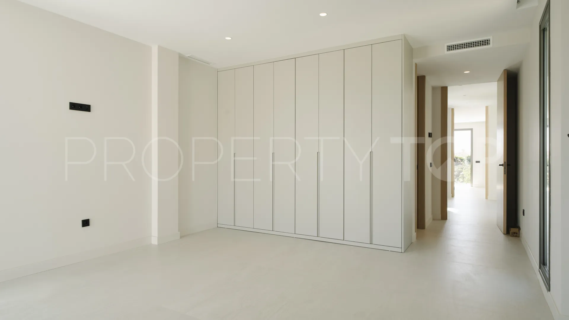 For sale villa in Estepona with 4 bedrooms