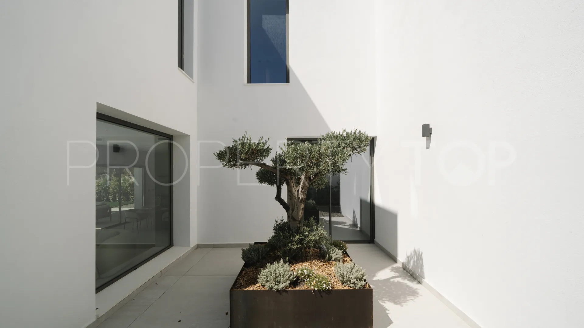 For sale villa in Estepona with 4 bedrooms