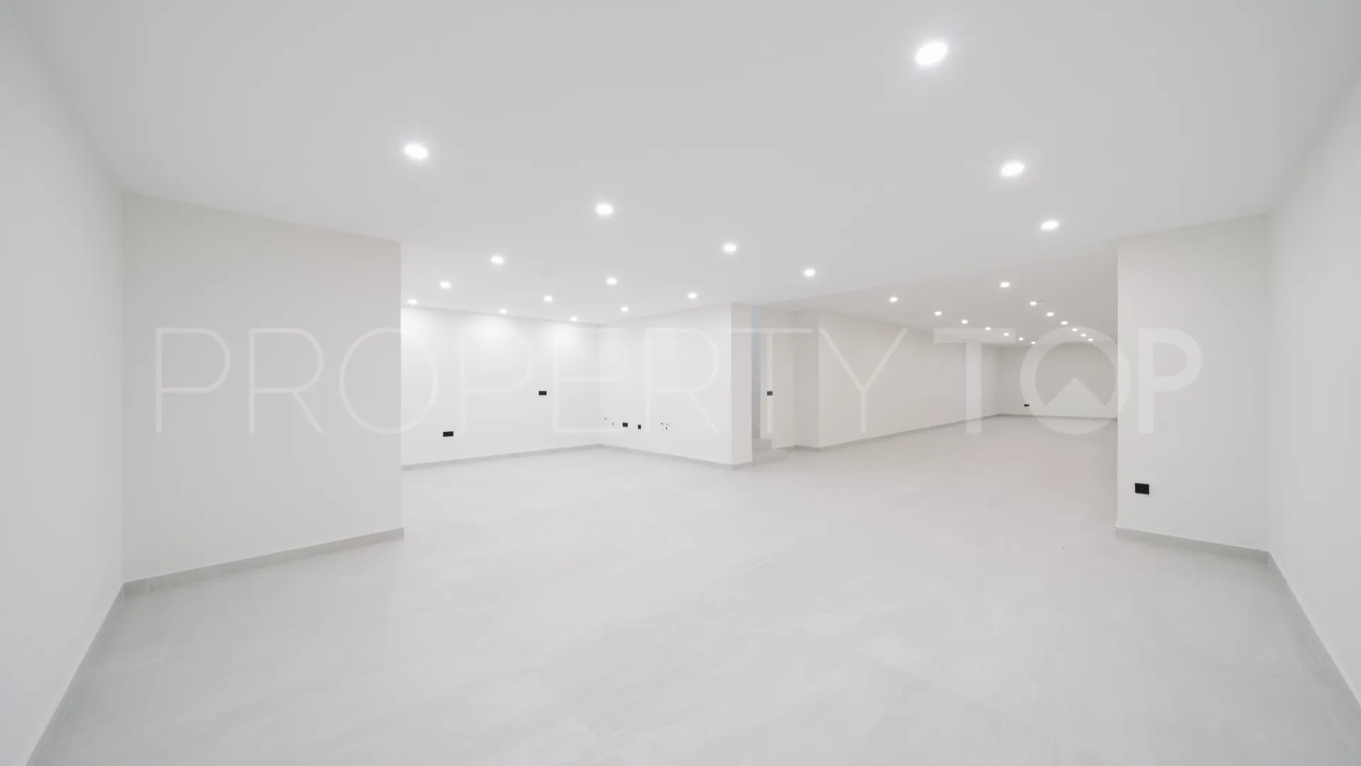 For sale villa in Estepona with 4 bedrooms