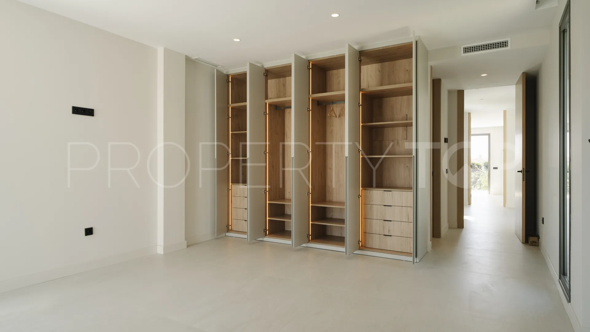 For sale villa in Estepona with 4 bedrooms