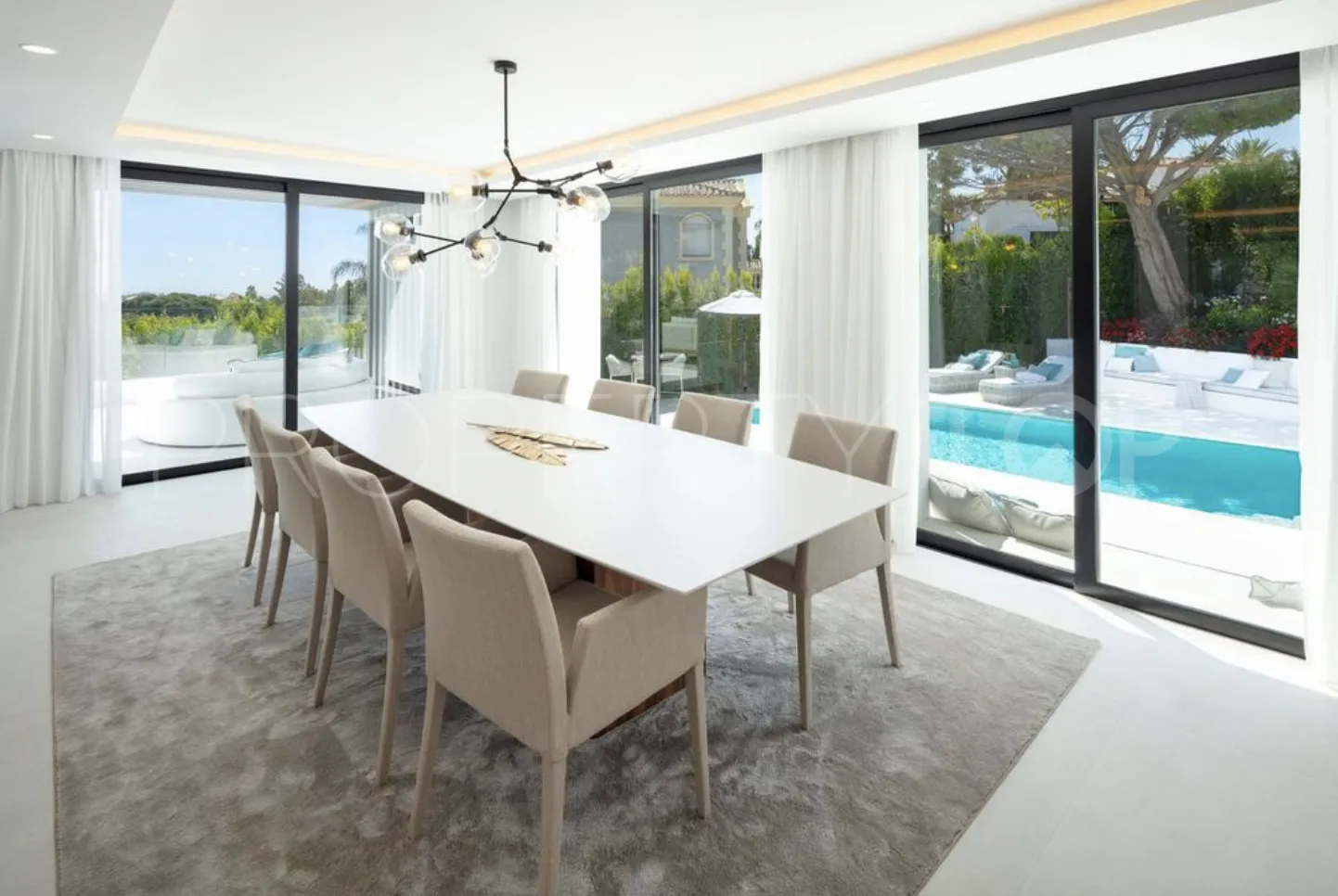 Villa de 5 dormitorios en venta en Nueva Andalucia