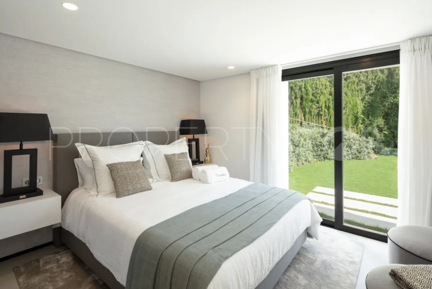 Villa de 5 dormitorios en venta en Nueva Andalucia