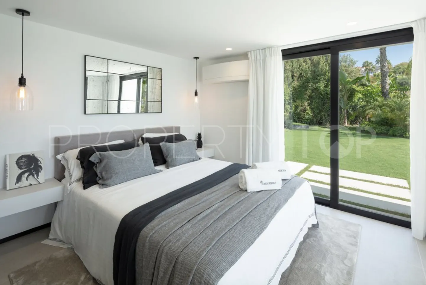 Villa de 5 dormitorios en venta en Nueva Andalucia